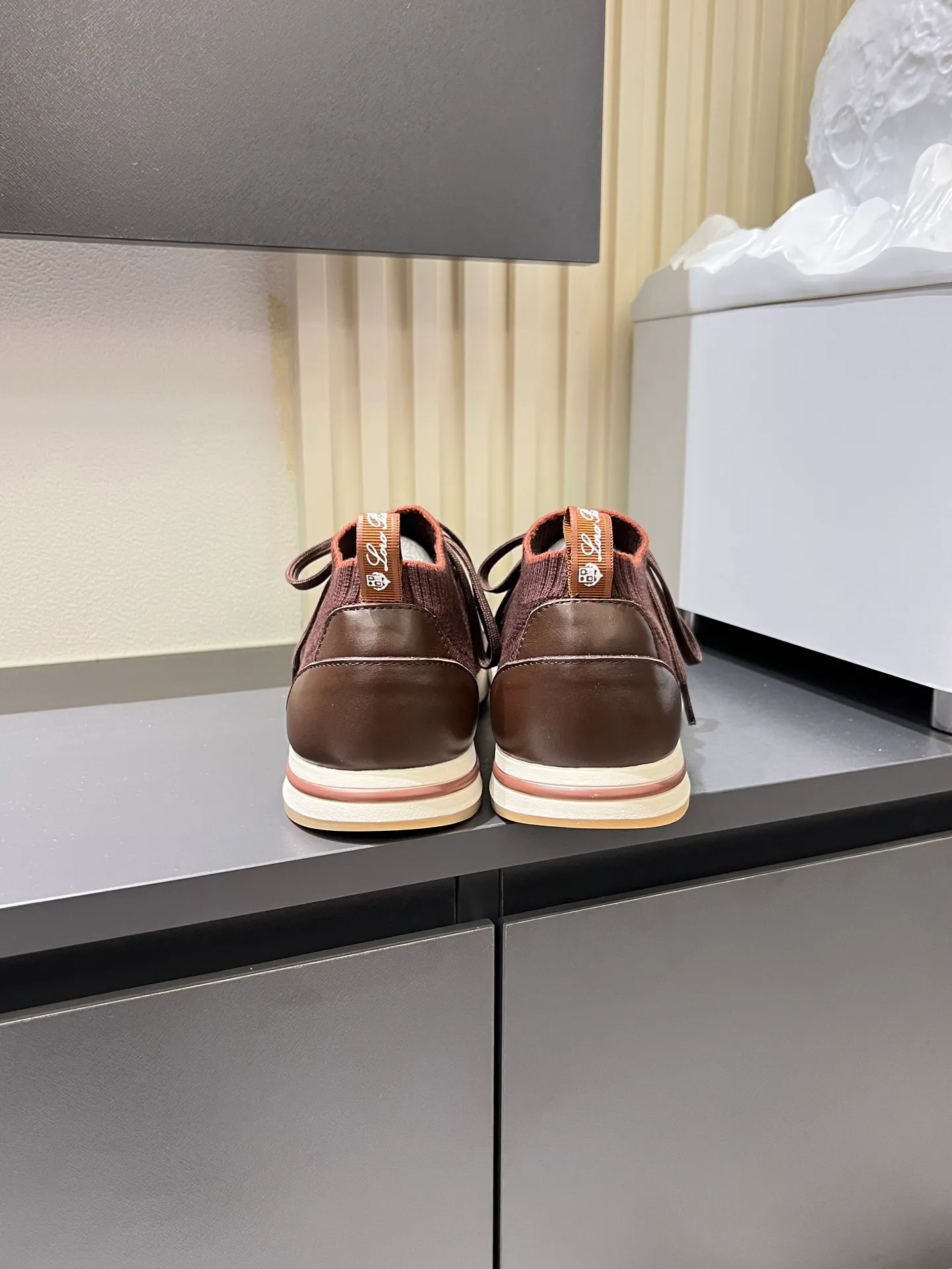Men's Men's Shoes 💰p380 Loro Men's Shoes 💰piana/Noyo Piana 360 L Men's Shoes 💰p Flexy Walk Men's Sports Shoes These sports shoes are made of knitted wool uppers, and the heel is wrapped in smooth calf leather. Merino sheep are selected from Australia and New Zealand. The upper is machine-woven like a sweater, and then equipped with a white rubber outsole and a Kummel-colored sole. It is both beautiful and non-slip. The fabric is 100% cashmere and the insole is calf leather. It is super comfortable on the feet! Comes with full original packaging! Multiple colors available! Size: 38-44 (45 customized)